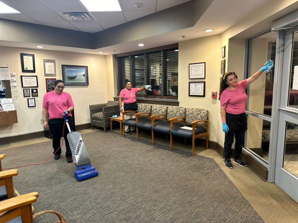Equipo de limpieza comercial en oficina de Jacksonville NC limpiando recepción